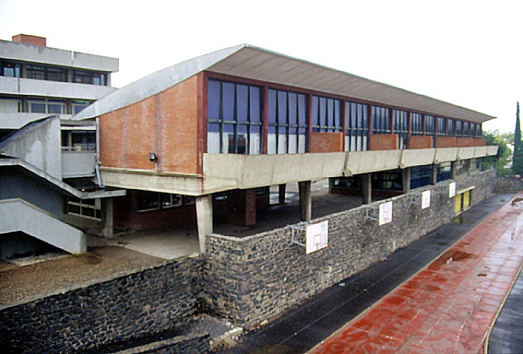 Le bâtiment des classes.