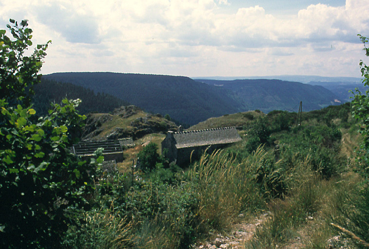 Vue d'ensemble de la ferme prise du sud-est à partir du chemin de La fage. A l'arrière plan, le causse de Sauveterre.