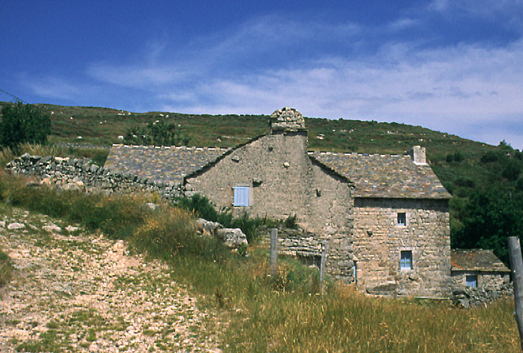 Vue d'ensemble du corps de logis prise de l'ouest.