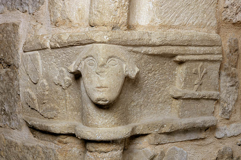 Chapelle sud : enfeu de la famille du Tournel, détail du chapiteau ouest.