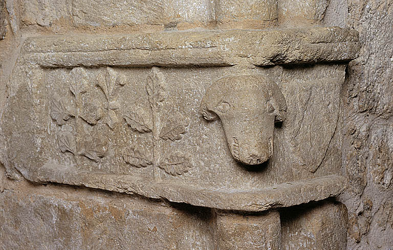 Chapelle sud : enfeu de la famille du Tournel, détail du chapiteau Est.