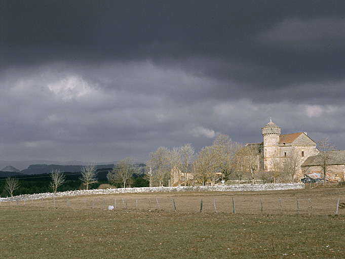 Vue d'ensemble prise du sud-est avec le paysage du causse de Sauveterre.