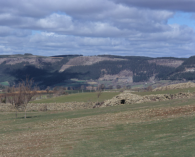 Cabane dans un mur de pierre sèche entourant un champ au dessus du village en allant vers Ventalhac et vue du paysage prise vers le nord.
