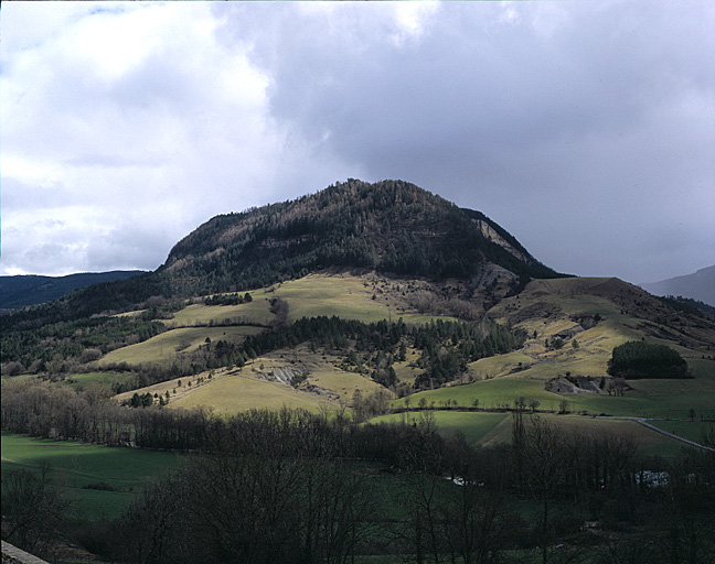 Le Truc de Balduc ; flanc nord ; vue prise depuis le village de Saint-Bauzile.