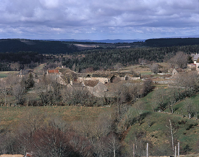 Vue d'ensemble de la partie basse du village de La Fage prise de l'est avec la ferme n°3 au centre..