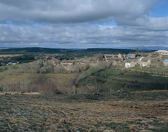 Vue d'ensemble du village prise du sud-est et la paysage du mont Lozère.