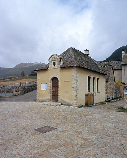 Mairie sur la place du village.