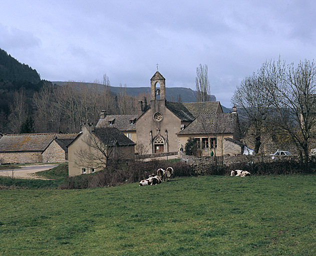 Vue d'ensemble de la place du village et de l'église prise de l'est.