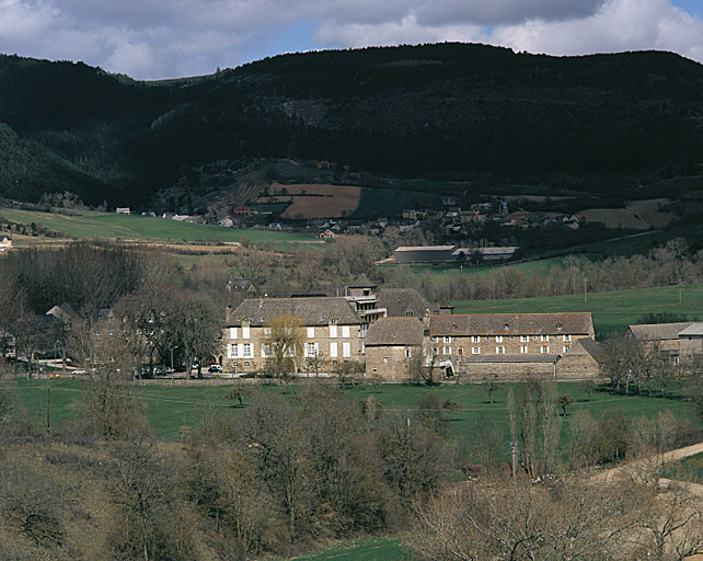 Vue d'ensemble du château et de la ferme prise de l'ouest.