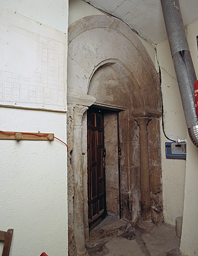 Porte du bras nord du transept dans la sacristie.