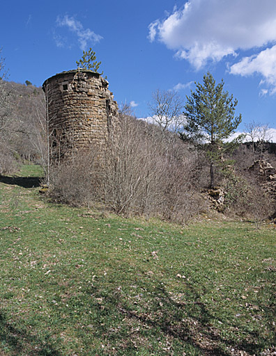 Vestiges du château de La Prade : tour d'angle prise du nord.