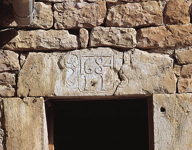 Fenêtre de la cage d'escalier daté 1684..