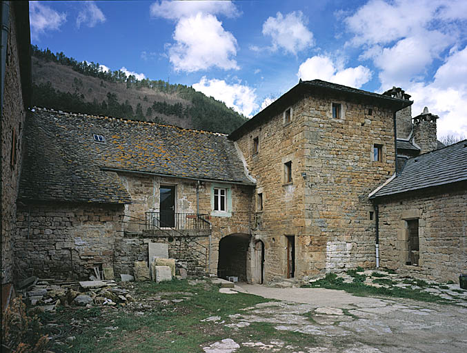 Vue d'ensemble du corps de passage et du corps de bâtiment abritant la cage d'escalier.