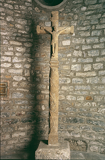 Croix provenant du cimetière voisin de l'église paroissiale Saint-Martin. Vue d'ensemble.