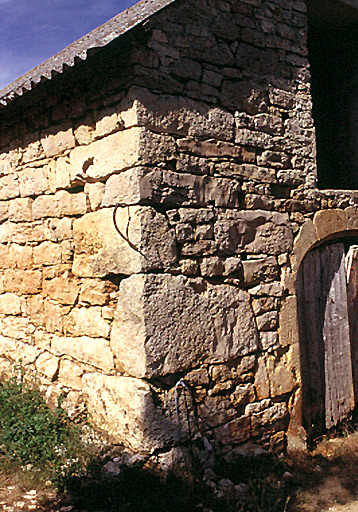 Détail de l'appareil calcaire du chaînage d'angle de la grange-étable.