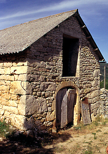 Mur pignon de la grange-étable.