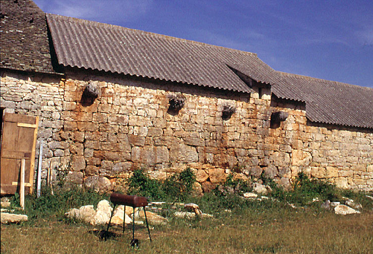 Elévation postérieure ; présence de corbeaux de soutien de chéneaux disparus.