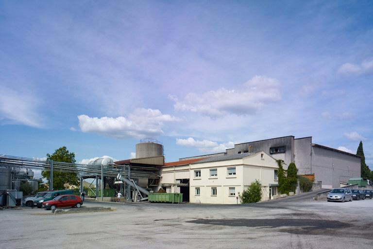 Coopérative vinicole Les Vignerons de la Voie romaine et du Cabardès, vue d'ensemble depuis la voie publique.
