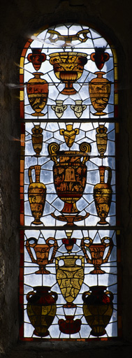 baie B : vitrail aux vases grecs antiques