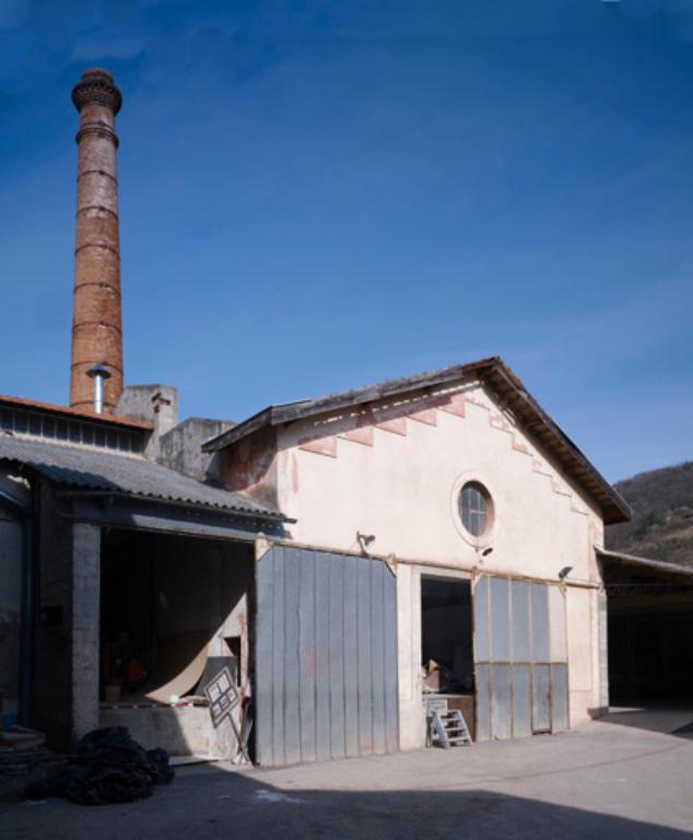 Ancien bâtiment des générateurs, à l'arrière la cheminée en brique est la dernière de Lodève à conserver son couronnement.