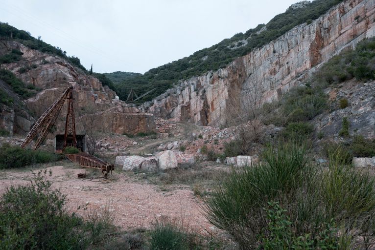 Vue générale de la carrière de marbre (Rouge Incarnat) de Saint-Nazaire-de-Ladarez.