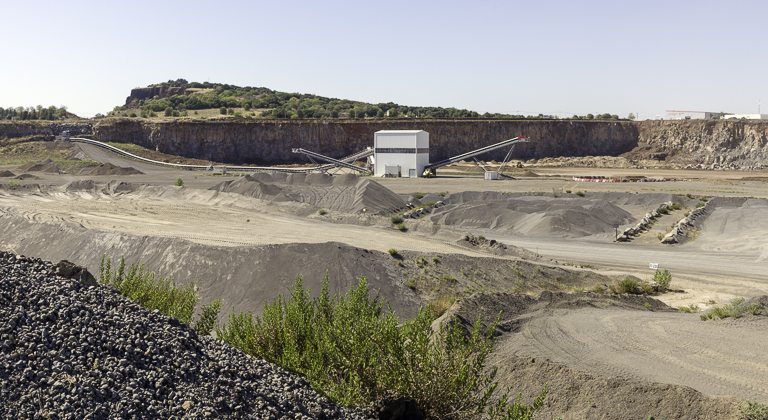 Vue générale de la carrière de basalte de Naffrie (nouvelles installations de concassage et ancien front de taille), depuis le sud.