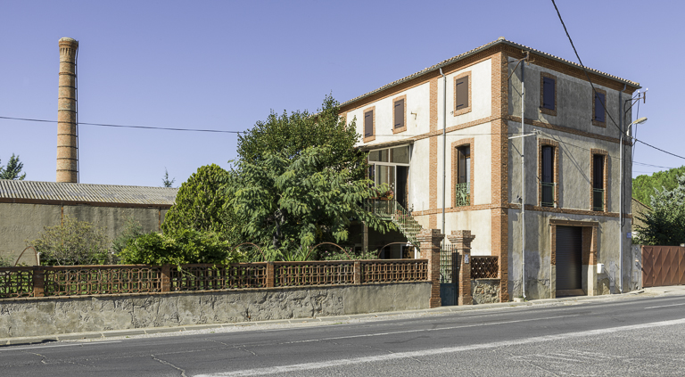 Vue générale de la tuilerie et briqueterie Milhau, avec la maison patronale au premier plan.