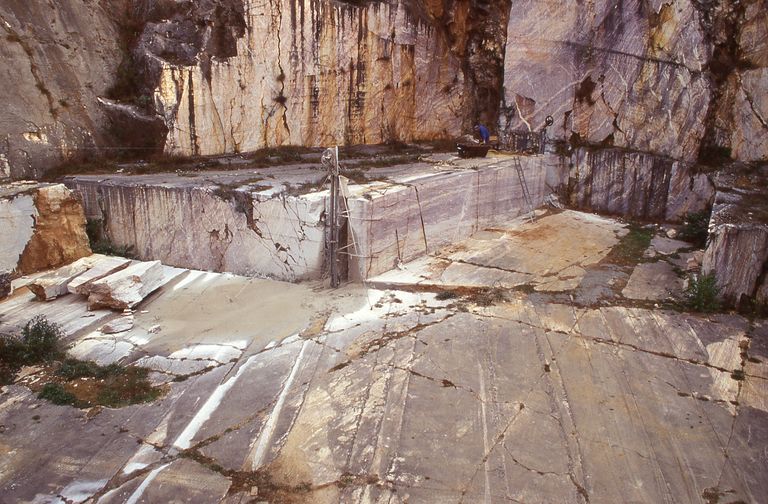 Vue générale de la carrière de marbre du Resplandy.