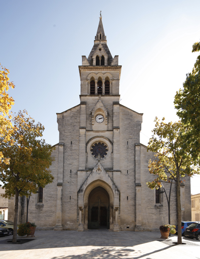 Vue d'ensemble de l'église au centre de la place.