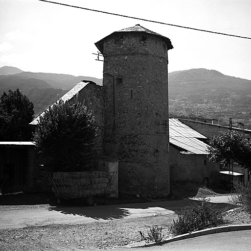 Vue d'ensemble de la tour d'Eygliers et du mur des fortifications prise du nord-est.