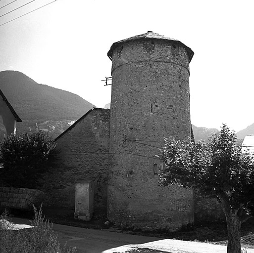 Vue d'ensemble de la tour d'Eygliers et du mur des fortifications prise du nord-est.