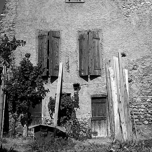 Tour d'Eygliers. Façade sud. Les deux premiers niveaux.