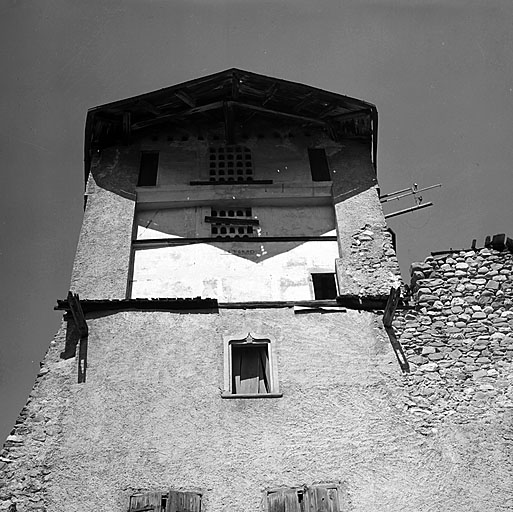 Tour d'Eygliers. Façade sud. Les niveaux supérieurs.