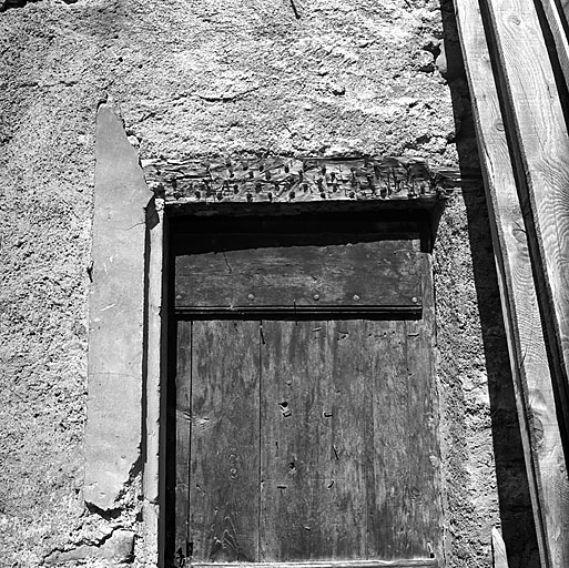 Tour d'Eygliers. Façade sud. Premier niveau. Porte droite. Linteau clouté et chambranle de plâtre.