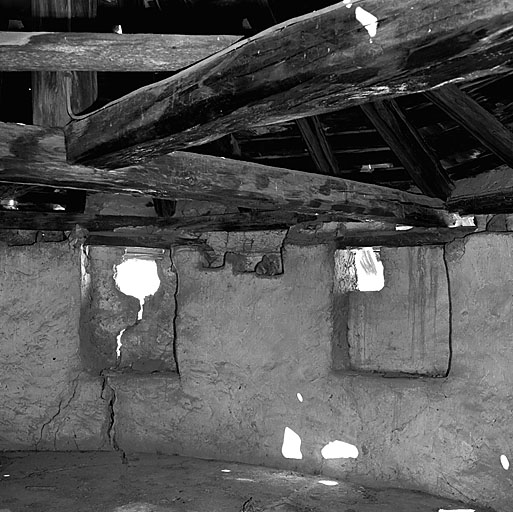 Tour d'Eygliers. Troisième étage. Pigeonnier. Créneaux murés.