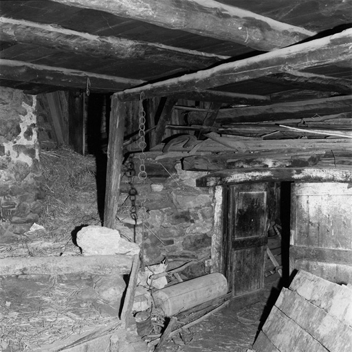 La court, vue intérieure. Au fond la porte de l'étable, à droite l'accès aux niveaux supérieurs.