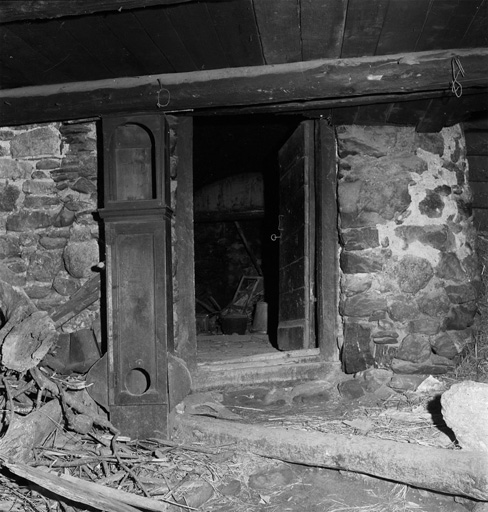 La cuisine d'été, vue intérieure. L'horloge près de la porte donnant sur la cour.