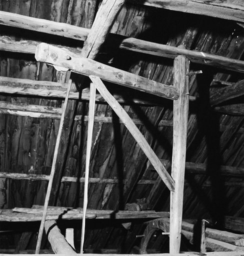 Grange haute : partie supérieure du treuil et potence.