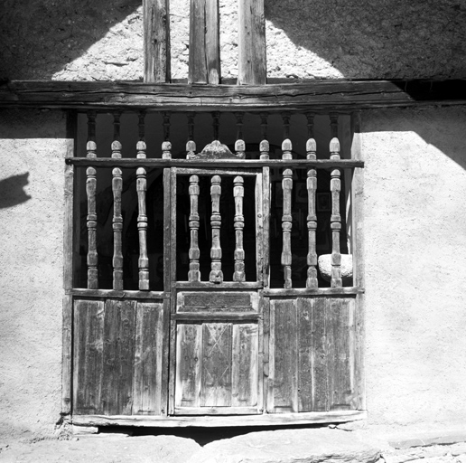 Façade sud, la clôture en bois tourné.