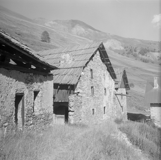 Vue de volume prise du sud-ouest. Noter la gouttière commune à deux maisons voisines.