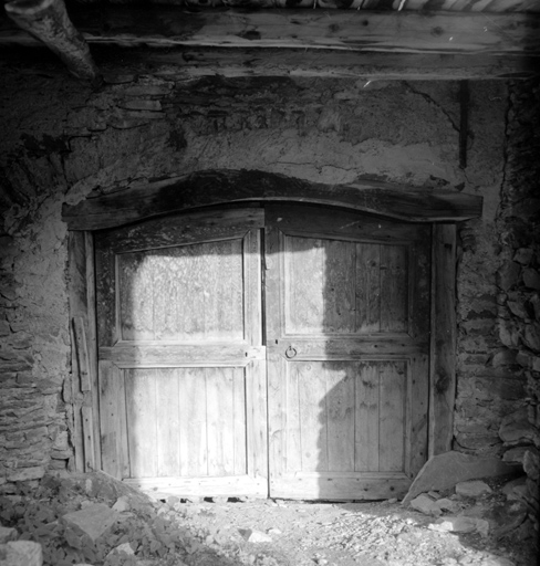 Façade ouest, premier étage : porte charretière de la grange.