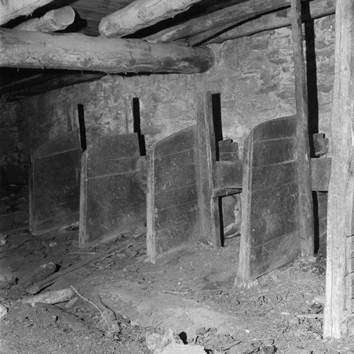 L'étable, vue intérieure : les stalles.