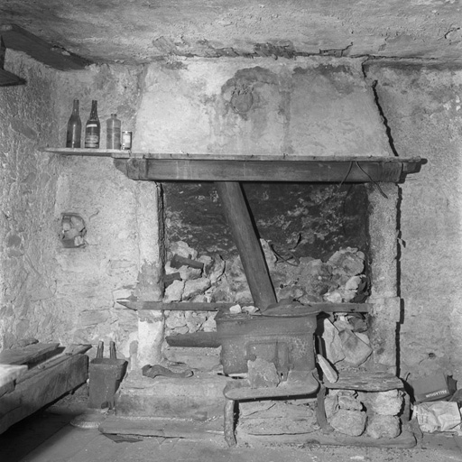 Cuisine, vue intérieure : la cheminée.