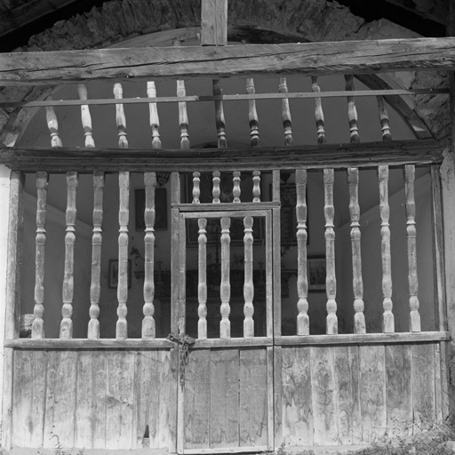 Façade sud, la clôture en bois.