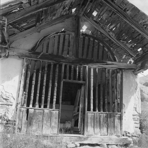 Façade sud : la clôture en bois tourné.