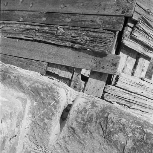 Le campanile, passage de la corde de la cloche. Vue en contreplongée.