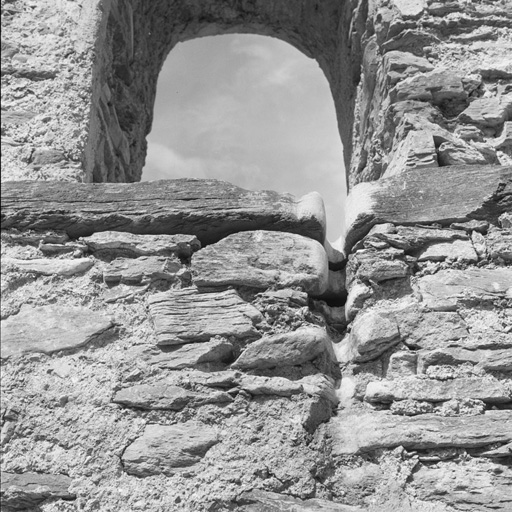 Le campanile, passage de la corde de la cloche. Vue de face.