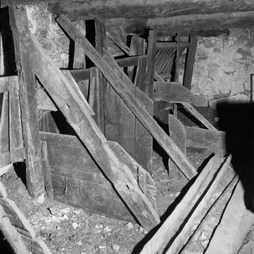 L'étable, vue intérieure : les stalles.