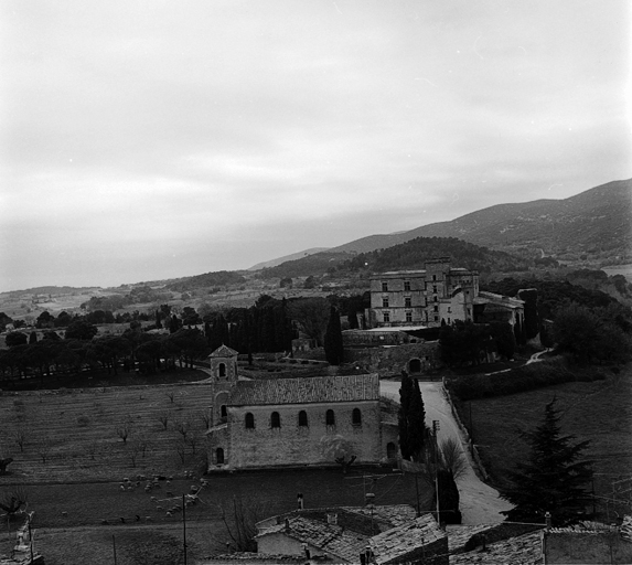 Le temple et le château pris du village, en 1971.