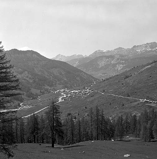 La vallée de Molines. Vue prise du sud. Au fond, La Rua.